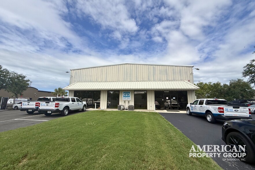 5946 Clark Center Ave, Sarasota, FL à louer - Photo de l’immeuble – Image 1 sur 20