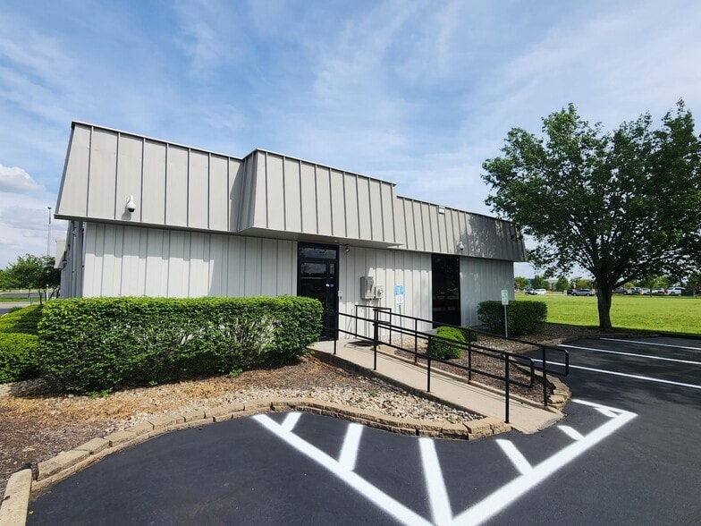 70 Carr Hill Dr, Columbus, IN à louer - Photo de l’immeuble – Image 3 sur 23