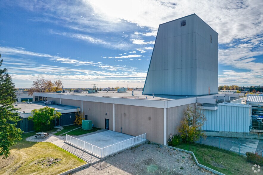 1415 28 St NE, Calgary, AB à louer - Photo de l’immeuble – Image 3 sur 9