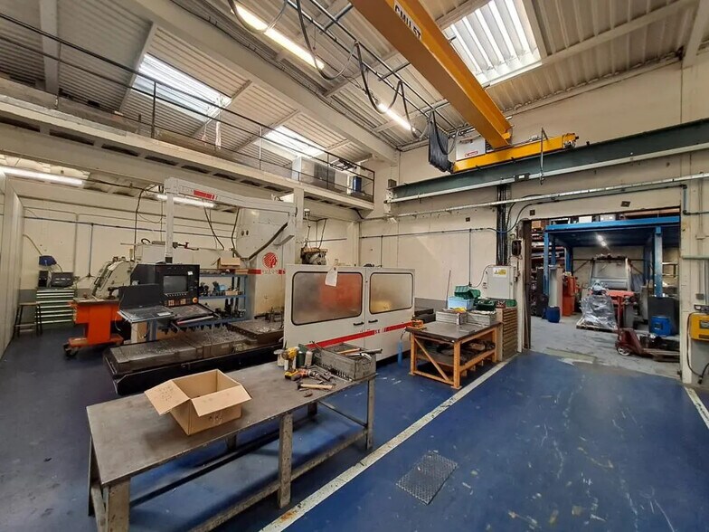 Local d’activités dans Saint-Priest à louer - Photo intérieure – Image 2 sur 7