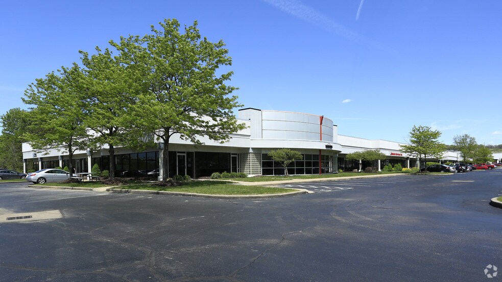 8555 Sweet Valley Dr, Valley View, OH à louer - Photo de l’immeuble – Image 2 sur 19