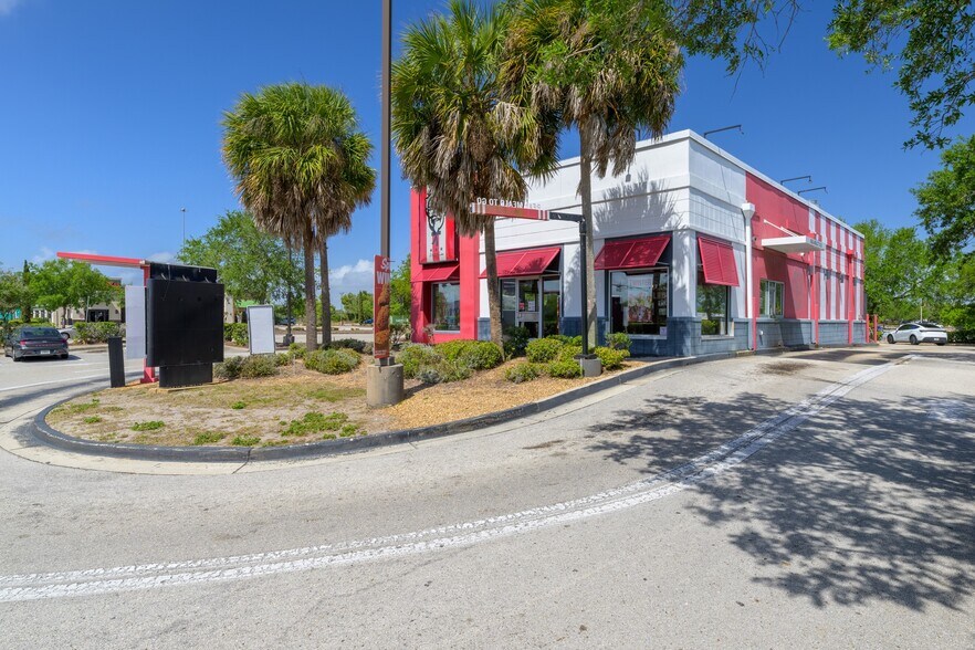 9551 Regency Square Blvd N, Jacksonville, FL à vendre - Photo de l’immeuble – Image 3 sur 7