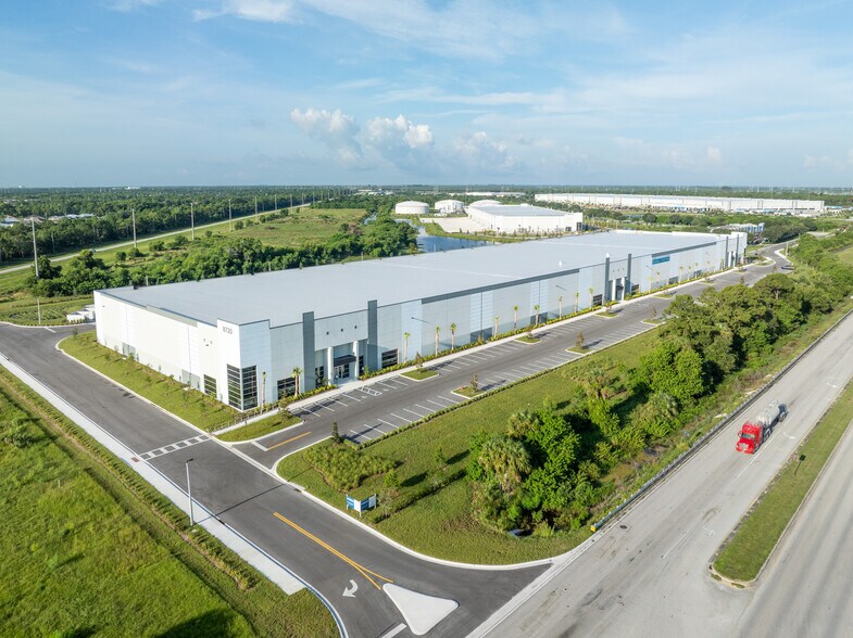 6939 LTC Pky, Port Saint Lucie, FL à louer - Photo de l’immeuble – Image 3 sur 7