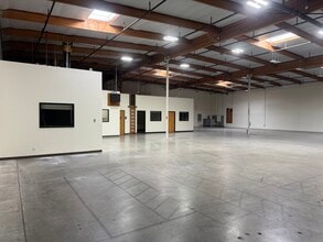 14101 Rosecrans Ave, La Mirada, CA à louer Photo intérieure– Image 2 sur 7