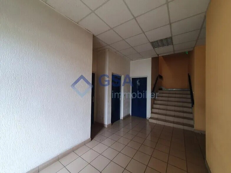 Bureau dans Lisses à louer - Hall d’entrée – Image 2 sur 9