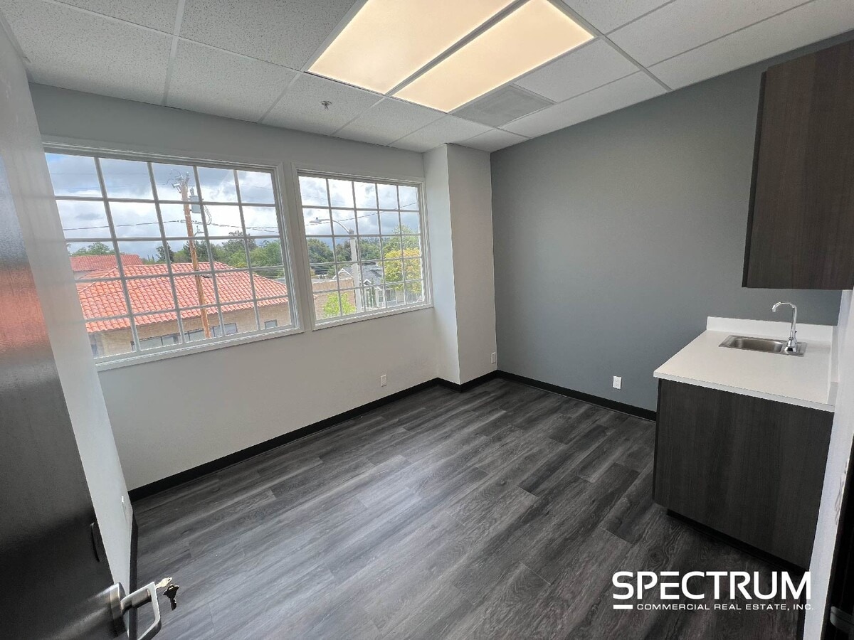 23206 Lyons Ave, Santa Clarita, CA 91321 - Lot 201 -  - Photo intérieure - Image 1 of 5