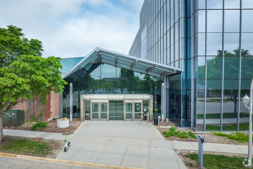 2718 W Roscoe St, Chicago, IL à louer - Photo de l’immeuble – Image 3 sur 11