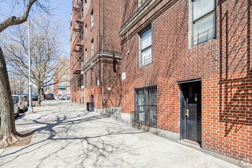 573 Isham St, New York, NY à vendre - Photo de l’immeuble – Image 3 sur 5