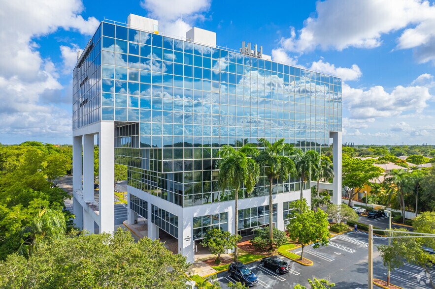 210 N University Dr, Coral Springs, FL à louer - Photo principale – Image 2 sur 19