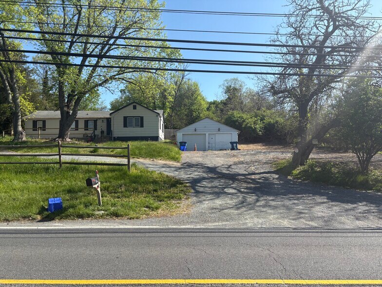 23521 Frederick Rd, Clarksburg, MD à louer - Photo de l’immeuble – Image 2 sur 9