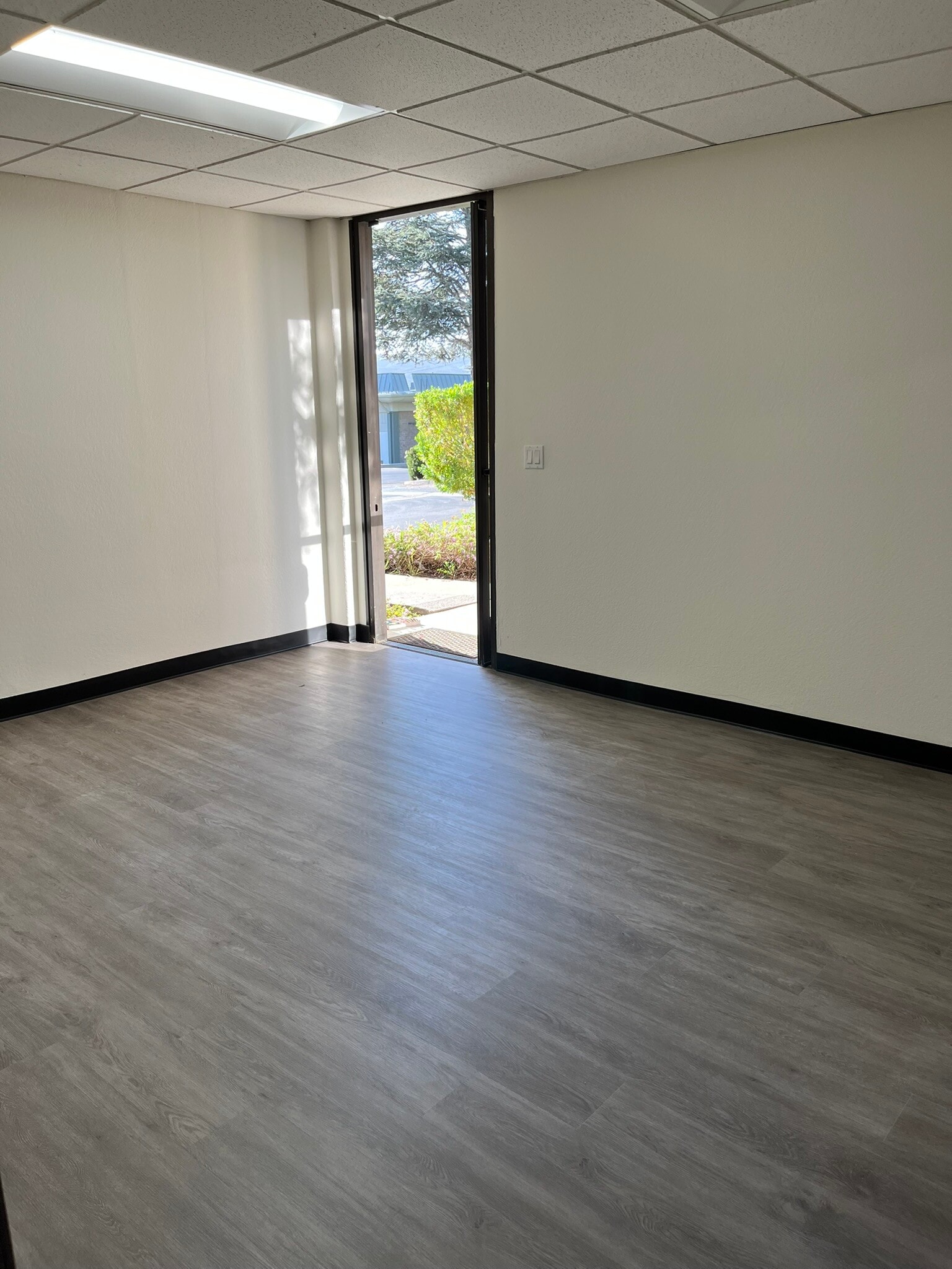 3529 Old Conejo Rd, Newbury Park, CA à louer Photo intérieure– Image 1 sur 5