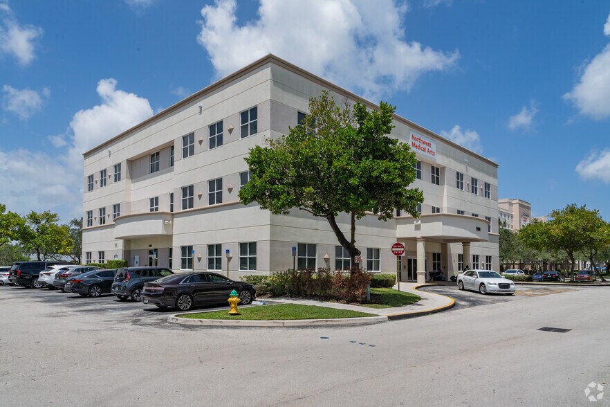 5901 Colonial Dr, Margate, FL à louer - Photo de l’immeuble – Image 2 sur 3