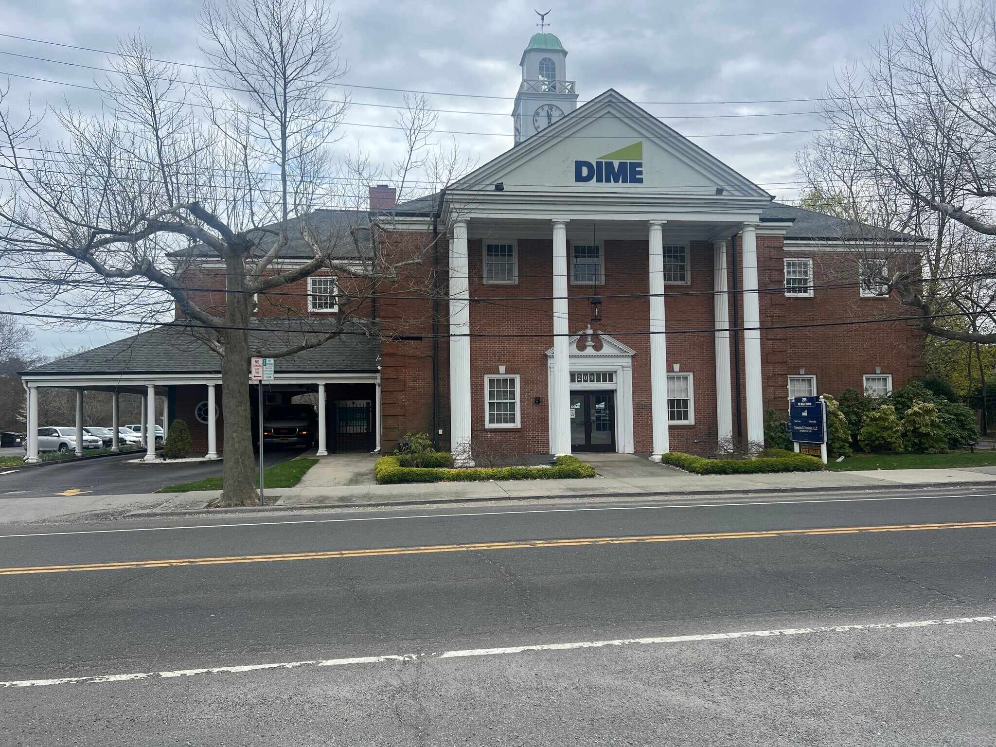 209 W Main St, Riverhead, NY à louer Photo de l’immeuble– Image 1 sur 8