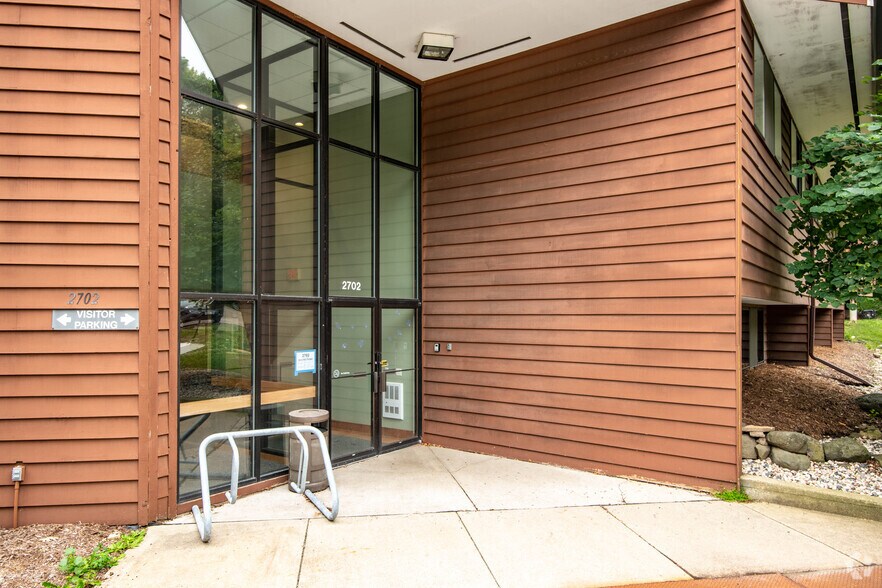 2702 International Ln, Madison, WI à louer - Photo de l’immeuble – Image 3 sur 5