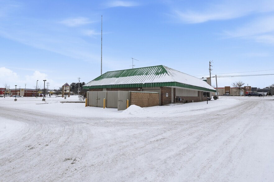143 Division St, Stevens Point, WI à vendre - Photo principale – Image 1 sur 63