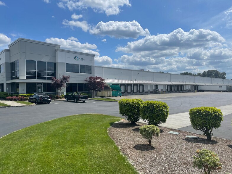 1601 Industrial Park Way, Puyallup, WA à louer - Photo de l’immeuble – Image 1 sur 1