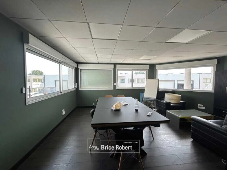 Local d'activités dans Chassieu à vendre - Photo de l’immeuble – Image 2 sur 9