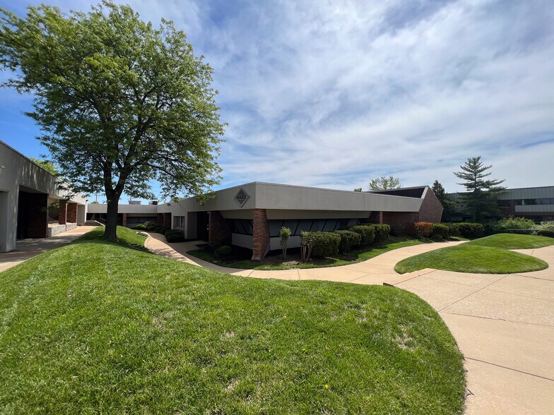 1181 Corporate Lake Dr, Creve Coeur, MO à vendre - Photo de l’immeuble – Image 3 sur 5