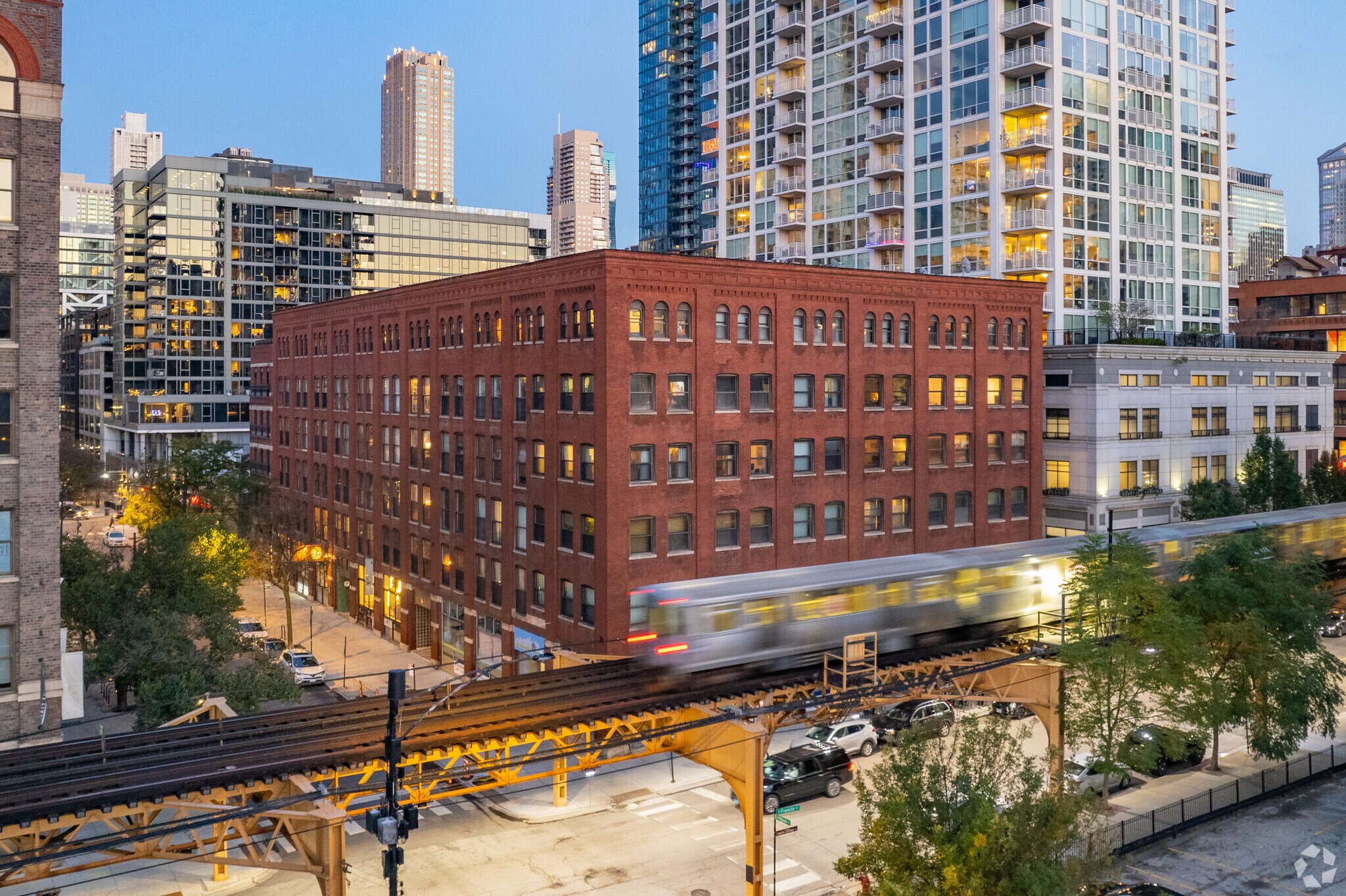 225 W Huron St, Chicago, IL à louer Photo de l’immeuble– Image 1 sur 8
