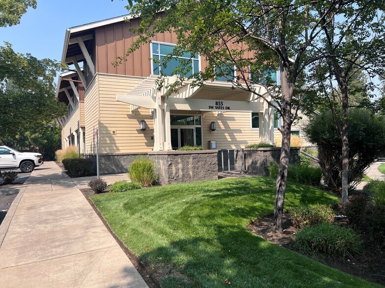 855 SW Yates Dr, Bend, OR à louer - Photo de l’immeuble – Image 2 sur 9