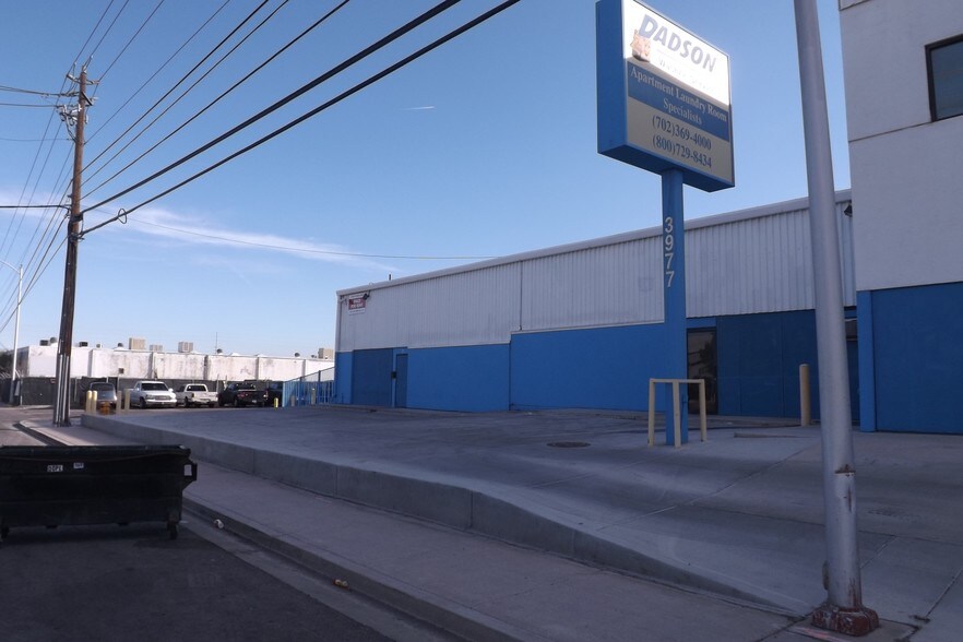 3977 W Oquendo Rd, Las Vegas, NV à louer - Photo de l’immeuble – Image 3 sur 3