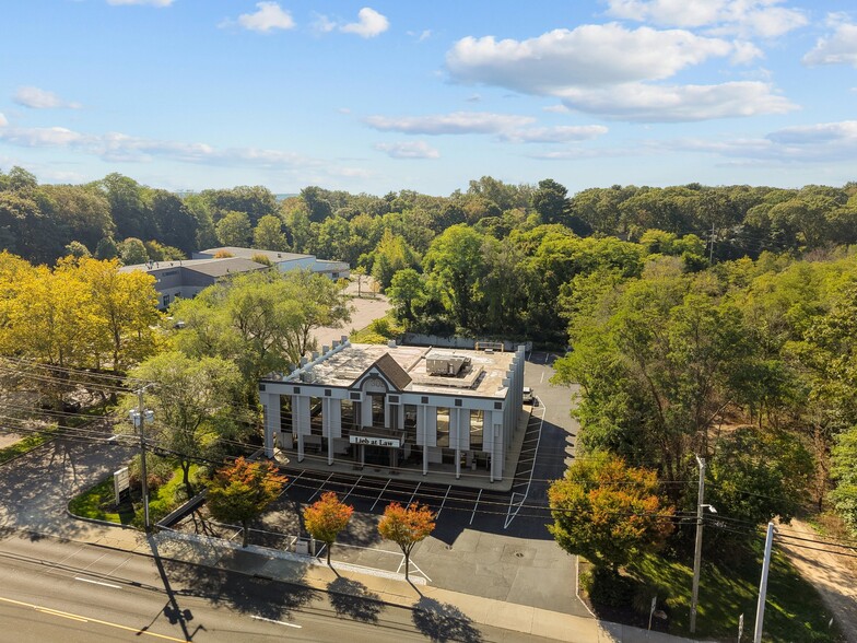 308 W Main St, Smithtown, NY à louer - Photo de l’immeuble – Image 3 sur 8