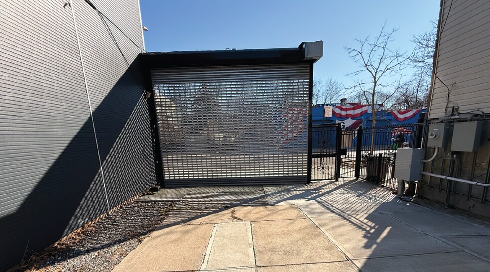 1809 Decatur St, Ridgewood, NY à louer - Photo de l’immeuble – Image 2 sur 6