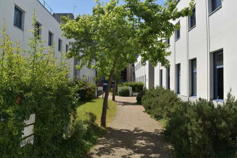 Bureau dans Villeurbanne à louer - Photo de l’immeuble – Image 3 sur 8