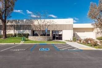 380-384 Clinton St, Costa Mesa, CA à louer Photo intérieure– Image 1 sur 22