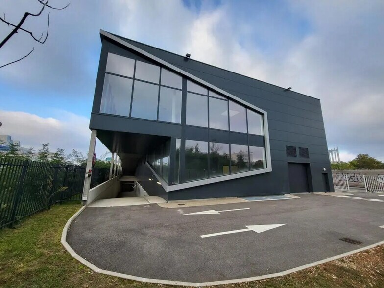 Local d’activités dans Vénissieux à louer - Photo de l’immeuble – Image 1 sur 7