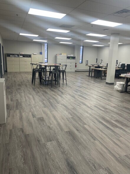 2400 W Central Rd, Hoffman Estates, IL à vendre - Photo intérieure – Image 3 sur 6