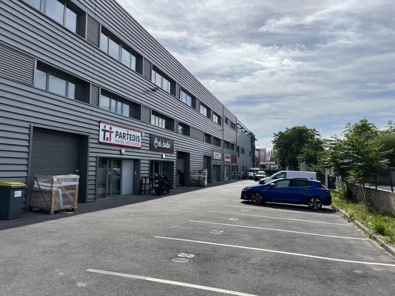 Local d’activités dans Villeneuve-la-Garenne à louer - Photo de l’immeuble – Image 3 sur 3