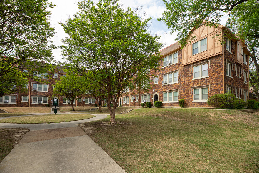 1531 Poplar Ave, Memphis, TN à vendre - Photo de l’immeuble – Image 2 sur 23