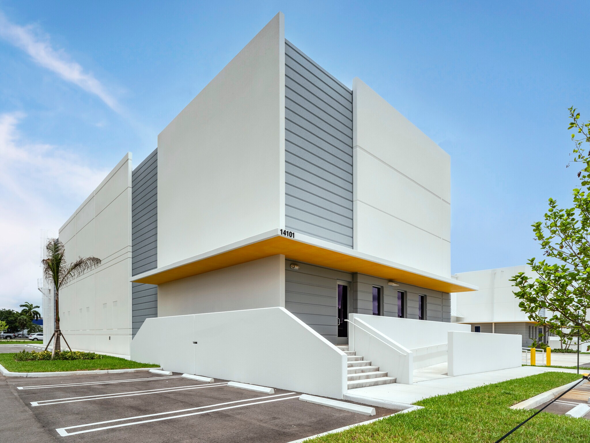 14101 NW 57th Ave, Opa Locka, FL à louer Photo principale– Image 1 sur 5