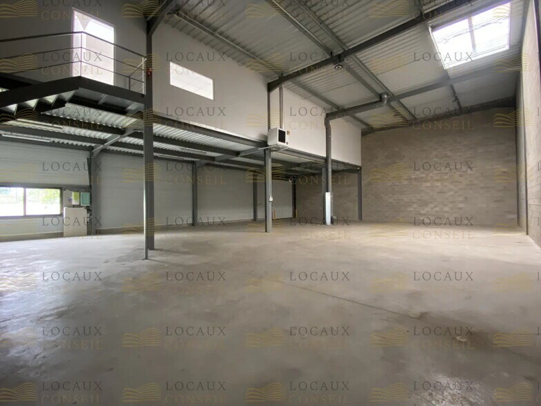 Local d’activités dans Aulnay-sous-Bois à louer - Photo de l’immeuble – Image 3 sur 8