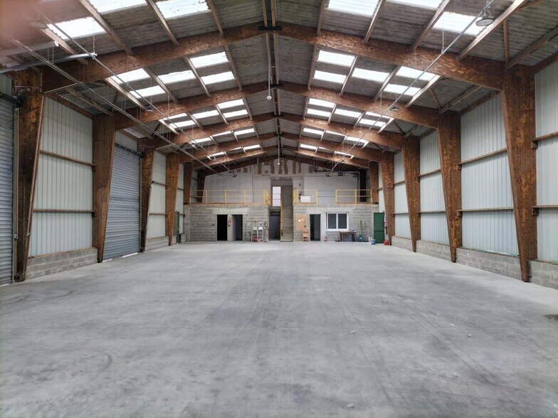 Industriel/Logistique dans La Suze Sur Sarthe à louer - Photo de l’immeuble – Image 3 sur 8
