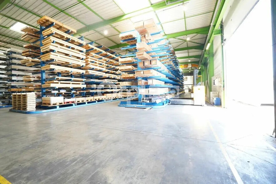 Local d'activités dans Chassieu à vendre - Photo de l’immeuble – Image 2 sur 12