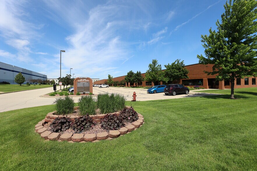9803-9835 S 13th St, Oak Creek, WI à louer - Photo de l’immeuble – Image 2 sur 9