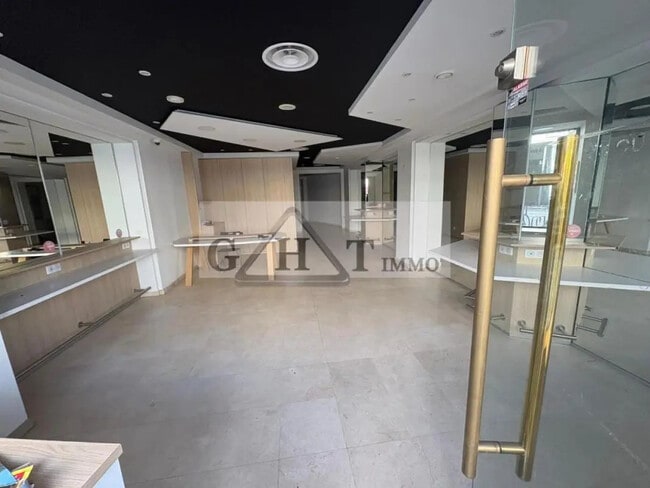 Plus de détails pour Local commercial à vendre