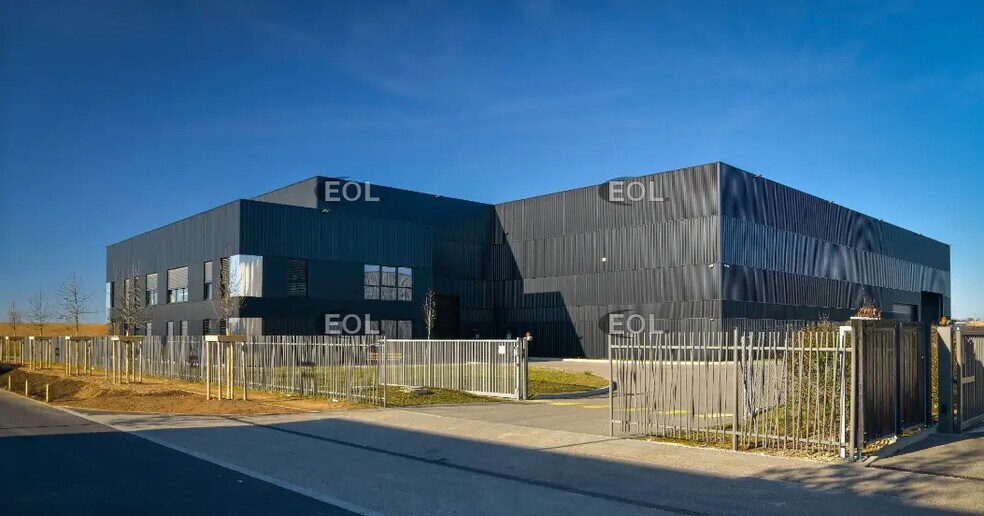 Local d’activités dans Genas à louer - Photo de l’immeuble – Image 2 sur 12