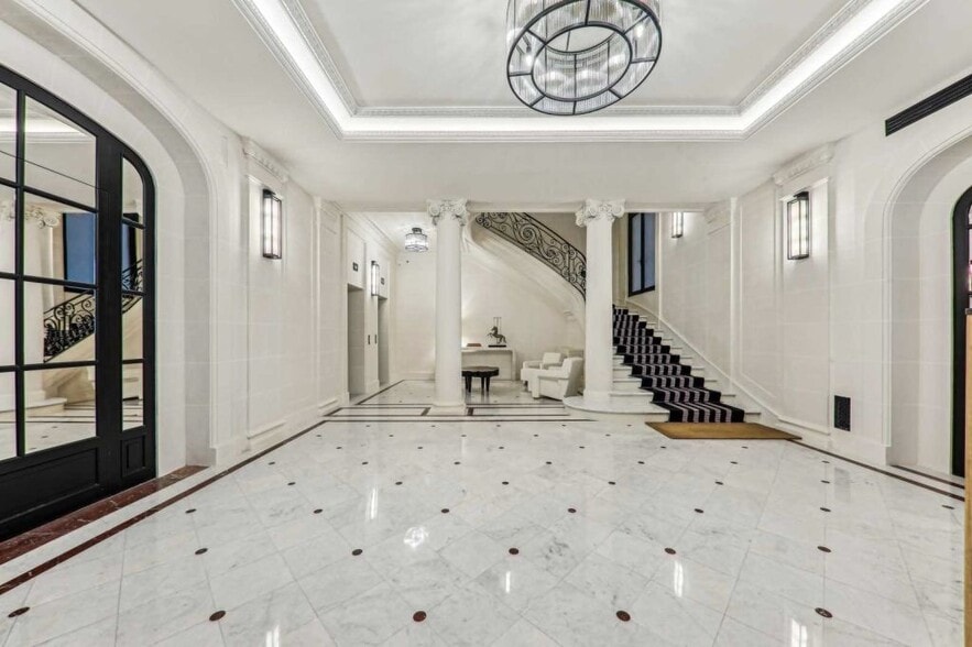 11 Rue Saint-Dominique, Paris à louer - Photo de l’immeuble – Image 2 sur 9