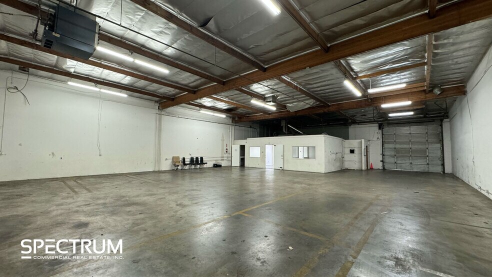 7730-7750 Gloria Ave, Van Nuys, CA à louer - Photo de l’immeuble – Image 2 sur 6