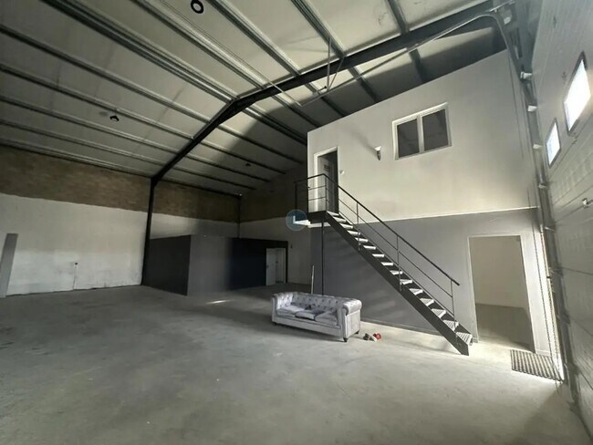 Plus de détails pour Local d'activités à louer