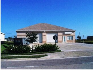 1723 NE 10th Ter, Cape Coral, FL à vendre - Photo de l’immeuble – Image 3 sur 7