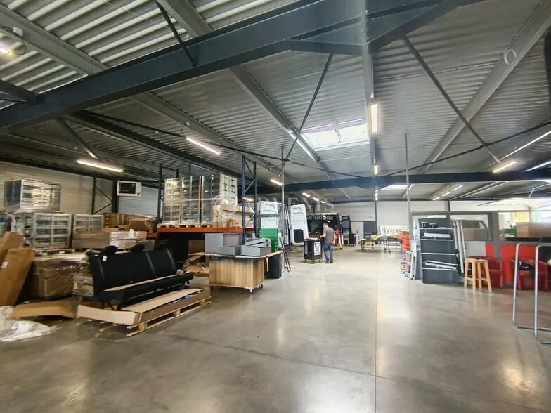 Local d'activités dans Seclin à vendre - Photo de l’immeuble – Image 2 sur 8