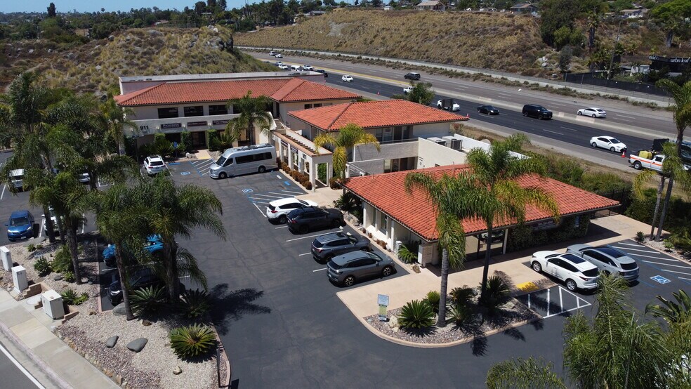 911 Hacienda Dr, Vista, CA à louer - Photo de l’immeuble – Image 3 sur 10