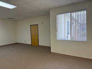 18301-18307 Sherman Way, Reseda, CA à louer Photo intérieure– Image 1 sur 3