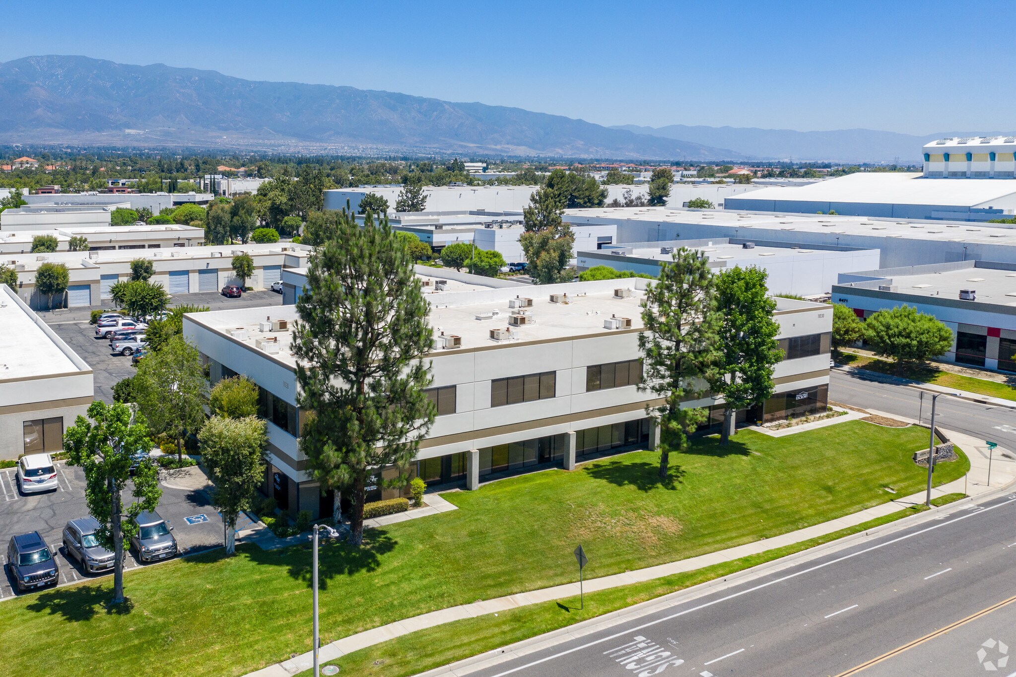 8459 White Oak Ave, Rancho Cucamonga, CA à louer Photo de l’immeuble– Image 1 sur 8