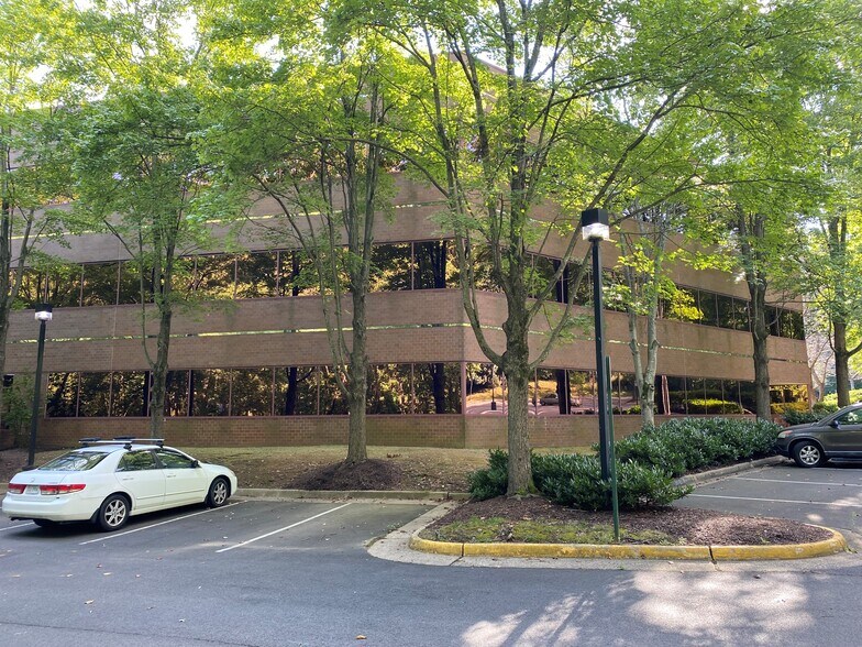 1895 Preston White Dr, Reston, VA à vendre - Photo de l’immeuble – Image 2 sur 4
