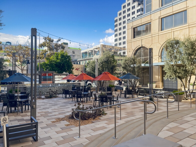 450 N Brand Blvd, Glendale, CA à louer - Photo de l’immeuble – Image 3 sur 14